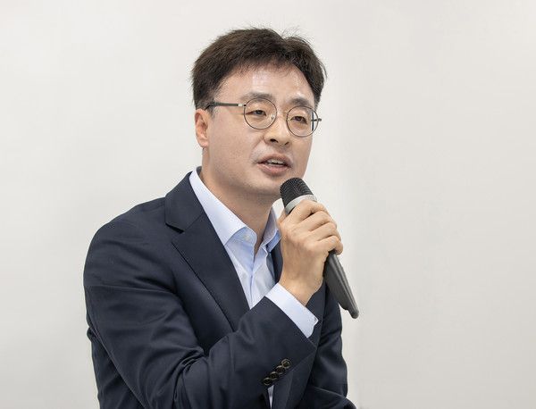 23일 서울 중구 삼성전자 기자실에서 열린 미디어 브리핑에서 MX사업부 뉴컴퓨팅 하드웨어 개발2그룹장 심황윤 상무가 갤럭시 북3 울트라 개발 과정을 설명하고 있다. /사진=삼성전자 제공