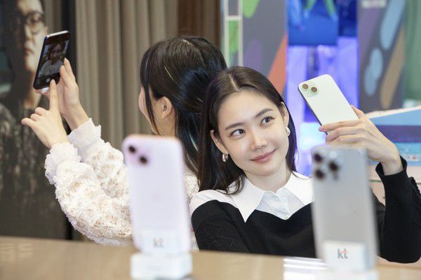 모델이 아이폰15 시리즈를 소개하고 있다. / 사진=KT 제공