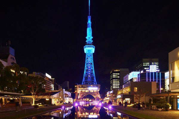 세븐틴 상징색으로 점등된 미라이타워. /사진=하이브 제공