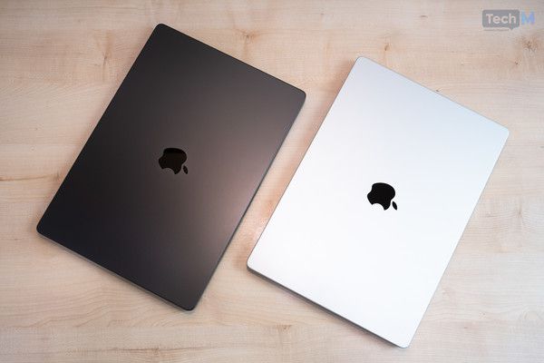 맥북 프로 '스페이스 블랙' 컬러(왼쪽)와 '실버' 컬러 /사진=테크M