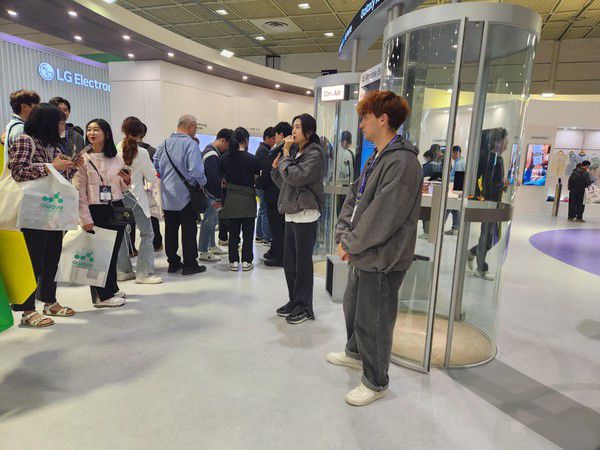 관람객들이 실시간 통역 체험 부스 앞에서 설명을 듣고 있다 / 사진=배수현 기자