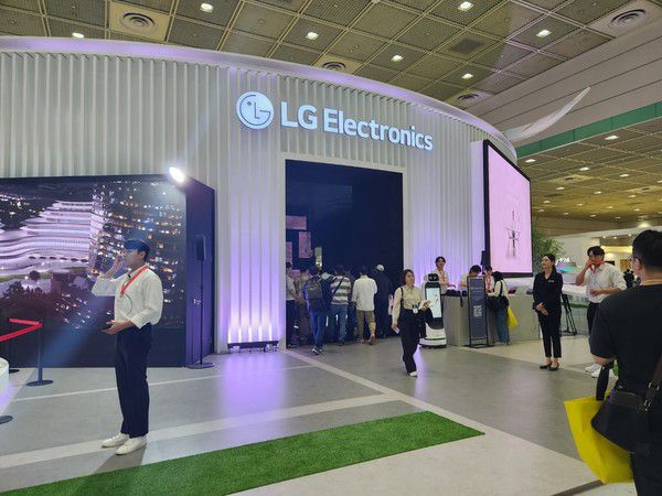 LG전자 부스에 관람객이 모여있다 / 사진=배수현 기자
