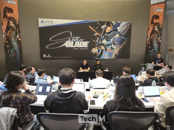 '스텔라 블레이드' 김형태 디렉터(오른쪽)와 이동기 테크니컬 디렉터가 26일 오후 서울 여의도 IFC TWO에서 취재진과 인플루언스를 대상으로 Q&A 세션을 진행하고 있다. /사진=임경호 기자