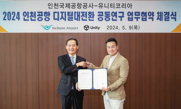 유니티코리아 송민석 대표이사(오른쪽)와 김범호 인천국제공항공사 경영본부장가 지난 9일 '인천공항 디지털전환 공동연구'를 위한 업무협약을 체결하고 있다. /사진=유니티 제공