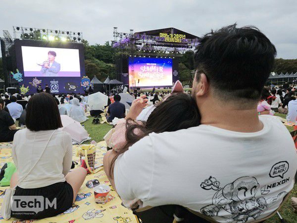 22일 서울 올림픽 공원 88잔디마당에서 열린 넥슨 '마비노기' 서비스 20주년 기념 '판타지 파티' 현장을 찾은 가족이 2024 여름 쇼케이스를 감상하고 있다. /사진=임경호 기자