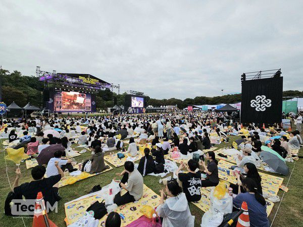 22일 서울 올림픽 공원 88잔디마당에서 열린 넥슨 '마비노기' 서비스 20주년 기념 '판타지 파티' 현장을 찾은 관람객들이 2024 여름 쇼케이스를 감상하고 있다. /사진=임경호 기자