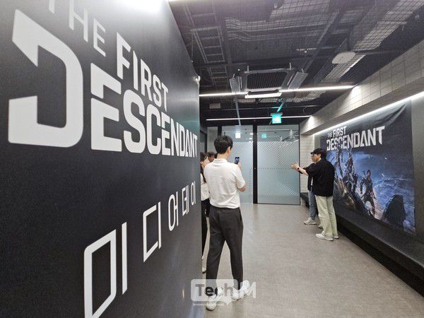 지난 21일 경기도 판교에서 열린 '퍼스트 디센던트' 미디어데이 행사에 참석한 넥슨게임즈 '퍼스트 디센던트' 이범준 PD와 주민석 크리에이티브 디렉터가 인터뷰를 마치고 기념촬영을 하고 있다. /사진=임경호 기자