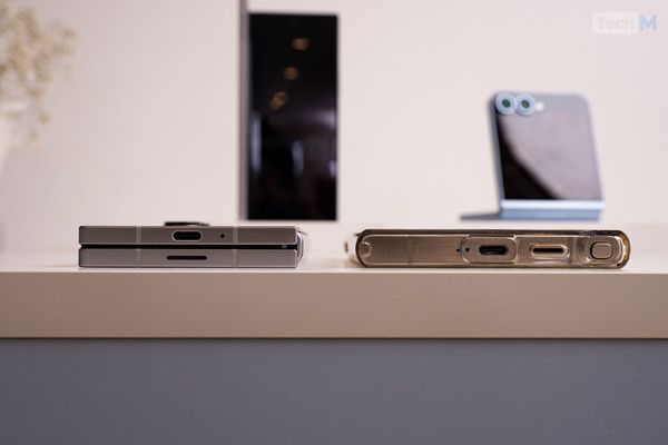 갤럭시 Z 폴드6(왼쪽)과 갤럭시 S24 울트라(케이스 씌운 상태) /사진=테크M