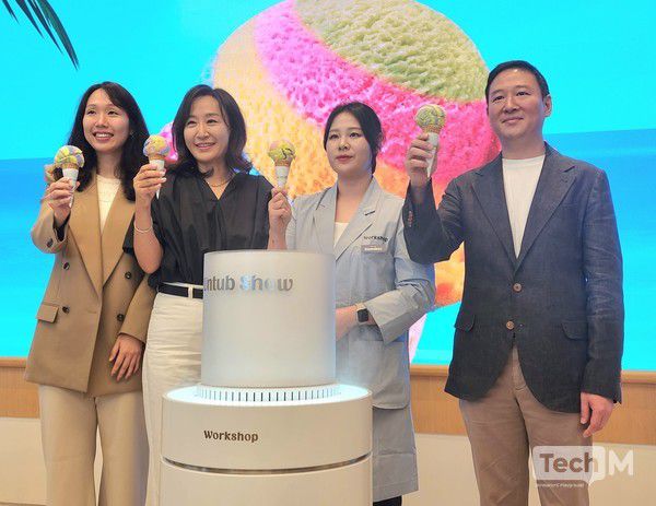 구글 코리아와 배스킨라빈스 관계자들이 트로피컬 썸머 플레이 출시 기념촬영을 하고 있다 / 사진=배수현 기자