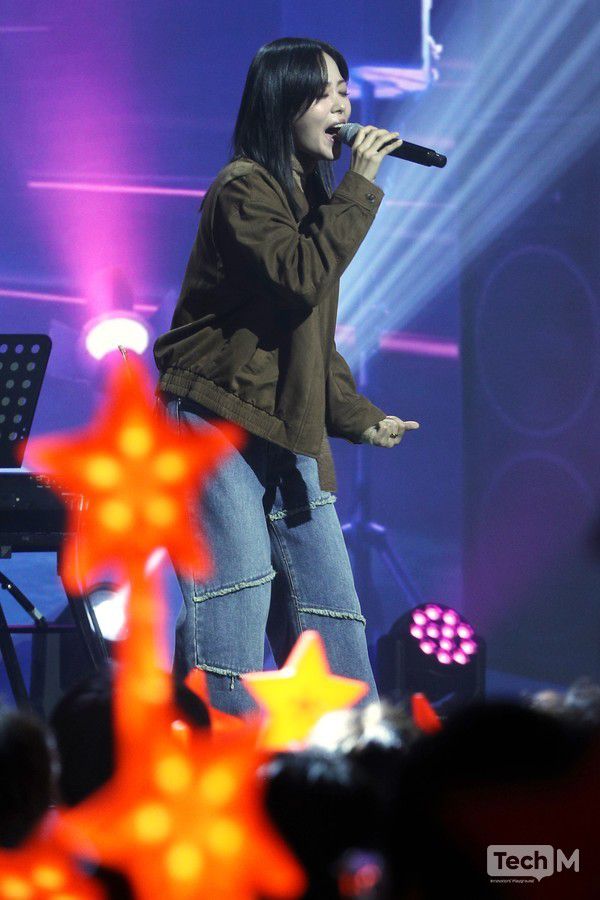 초대 가수 흰이 '마비노기' 20주년 기념 겨울 쇼케이스 '블록버STAR' 무대에서 공연을 하고 있다. /사진=임경호 기자