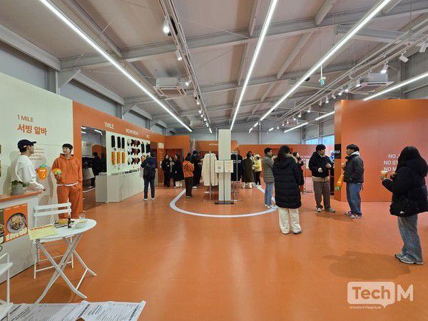 당근의 '원마일 워크클럽'에 방문객들이 구경하고 있다 / 사진=배수현 기자