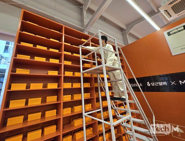 직원이 '언박싱 알바존'에서 박스를 꺼내주는 모습 / 사진=배수현 기자