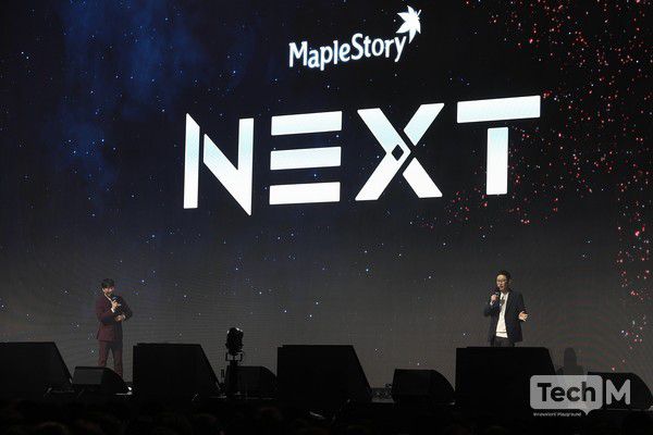 7일 오후 경기도 고양시 일산 킨텍스 제2전시장에서 '메이플스토리' 2024 겨울 쇼케이스 '넥스트(NEXT)'가 열리고 있다. 발표는 김창섭 국내 '메이플스토리' 총괄 디렉터(오른쪽)가 맡았다. /사진=임경호 기자