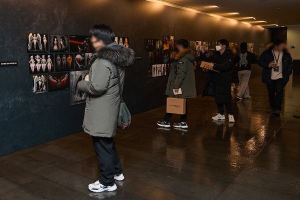 11일 오후 경기도 성남 넥슨코리아 사옥 1994홀에서 열린 '마비노기 영웅전' 15주년 행사 '15th Anniversary' 전시존 작품들을 이용자들이 감상하고 있다. /사진=넥슨 제공