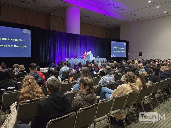 19일(현지시간) 미국 샌프란시스코 모스콘센터에서 열리고 있는 GDC 25에서 스마일게이트 이경진 D&I실장과 김세진 주임이 게임 접근성 관련 강연을 진행하고 있다. 넓은 강연장이 관람객들로 가득 찼다. /사진=허준 기자