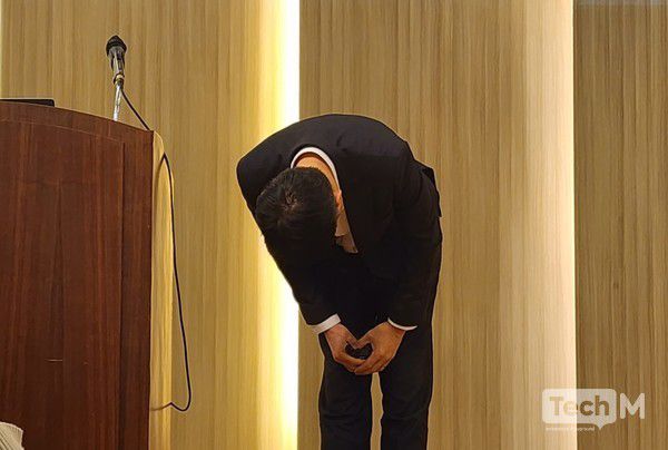 김석환 위믹스 PTE 대표가 위믹스 자산 탈취 관련 기자회견에 참석해 고개를 숙이고 사과하고 있다. / 사진=조성준 기자