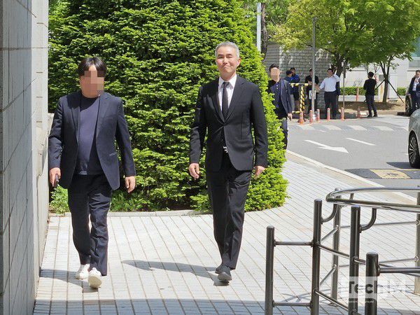 24일 서울남부지방법원 형사13부는 자본시장법 위반 혐의로 기소된 장현국 전 위메이드 대표와 위메이드에 대한 최종변론기일을 진행했다. 사진은 법원으로 들어서는 장현국 전 대표. /사진=임경호 기자