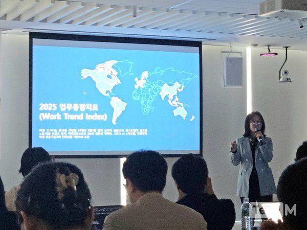 오성미 한국MS 모던 워크 비즈니스 총괄 팀장이 28일 서울 종로구 마이크로소프트 오피스에서 열린 '2025 업무동향지표' 한국MS 기자간담회에 참석해 브리핑하고 있다. /사진=임경호 기자