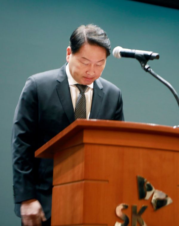 7일 최태원 SK 회장이 지난 4월18일 발생한 SK텔레콤 유심 정보 해킹 사고에 대해 머리를 숙였다/사진=SK 제공