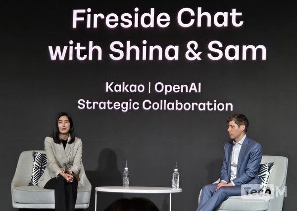 정신아 카카오 대표와 샘 올트먼 오픈 AI 대표가 대담을 진행 중이다 / 사진=배수현 기자