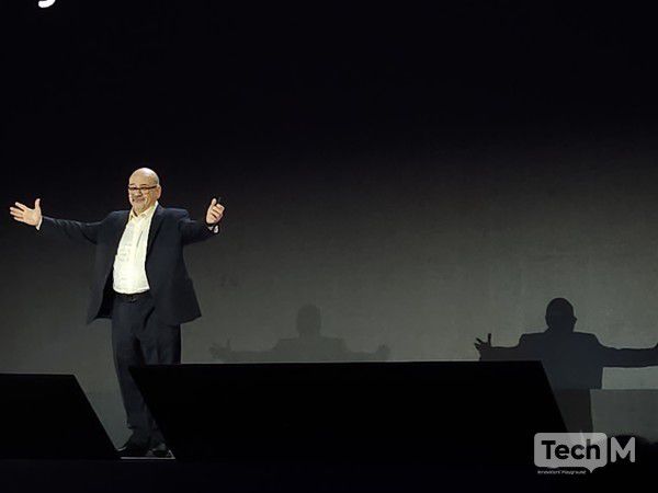 야세르 알사이에드 AWS 사물인터넷(IoT) 부문 부사장이 14일 서울 강남구 코엑스에서 열린 'AWS 서밋 서울 2025' 기조연설을 진행하고 있다. /사진=임경호 기자