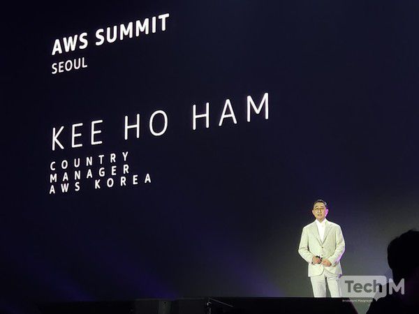 함기호 AWS 코리아 대표가 14일 서울 강남구 코엑스에서 열린 'AWS 서밋 서울 2025' 기조연설을 진행하고 있다. /사진=임경호 기자
