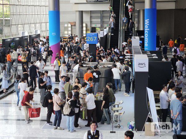 수퍼톤은 14일 서울 강남구 코엑스에서 열린 'AWS 서밋 서울 2025'에 체험부스를 마련했다. 사진은 수퍼톤 체험부스가 마련된 '인더스트리 빌리지' 공간이 관람객들로 북적이는 모습. /사진=임경호 기자