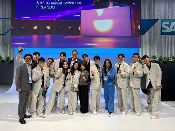 SAP임직원들로 이뤄진 '하모니'팀이 K팝 공연 후 기념촬영을 하고 있다. /사진=공동취재단