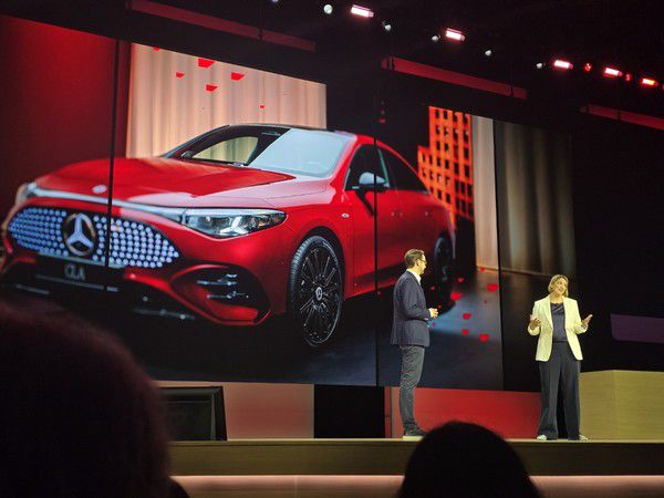 카트린 리만 메르세데스벤츠 그룹 AG 최고정보책임자(오른쪽)와 토마스 자우에레시그 SAP 고객 서비스 및 딜리버리 총괄 /사진=남도영 기자