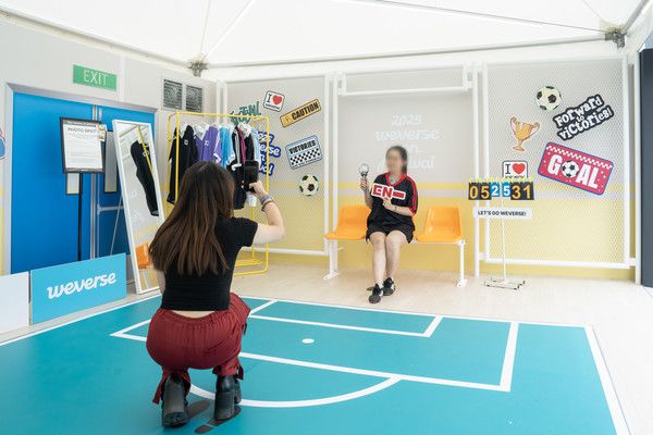 31일 인천 중구 인스파이어 아레나&디스커버리 파크에서 '2025 위버스콘 페스티벌'이 열리고 있다. 사진은 글로벌 팬 플랫폼 위버스 부스에서 관람객들이 기념 사진을 찍는 모습. /사진=하이브 제공