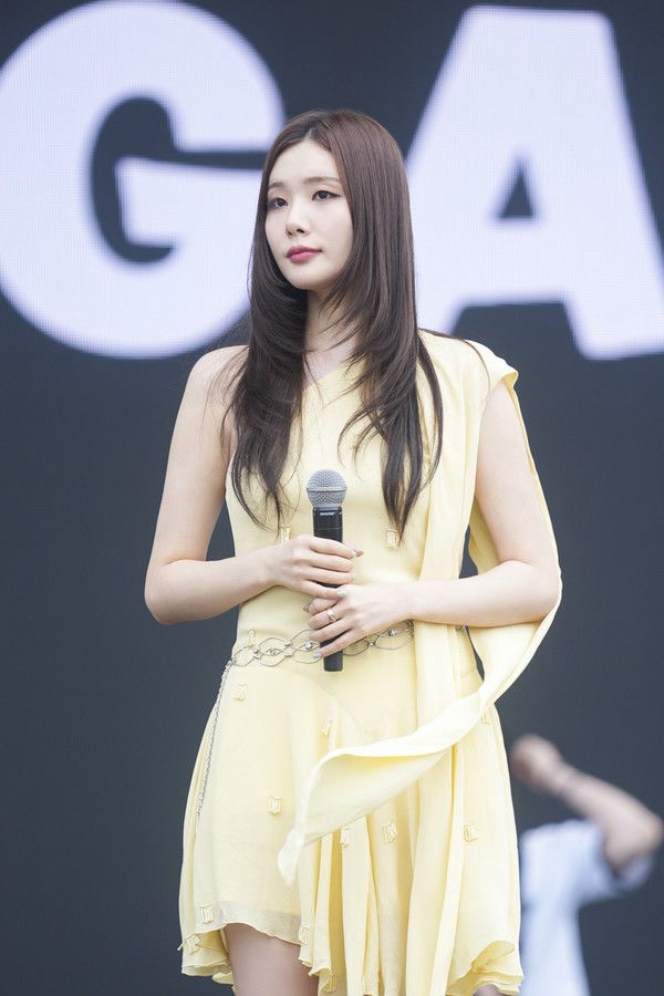 민경아가 31일 인천 중구 인스파이어 엔터테인먼트 리조트 디스커버리 파크에서 열린 '2025 위버스콘 페스티벌' 위버스파크 데이 무대에 올라 팬들과 소통하고 있다. /사진=하이브 제공