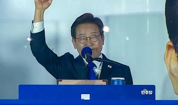 제21대 대통령 당선이 확실시되는 더불어민주당 이재명 대선 후보가 4일 서울 여의도 국회 앞 무대에서 지지자들에게 인사를 하고 있다. /사진=유튜브