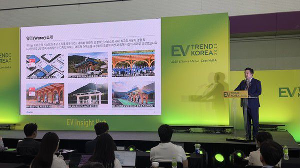 전기차 급속 충전 브랜드 워터 유대원 대표가 5일 EV 트렌드 코리아 2025 공식 부대행사 '미래 모빌리티 테크포럼 X EVUFF' 강연에서 유럽 주요국 사례를 바탕으로 국내 충전 산업의 병목 해소와 제도적 전환 방향을 제시했다. /사진=브라이트에너지파트너스 제공