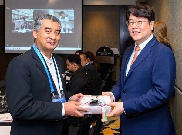 전용주 디토닉 CEO(오른쪽)가 모하마드 빈 하밈 쿠알라룸푸르시 총괄국장과 기념촬영을 하고 있는 모습. /사진=쿠알라룸푸르시 제공