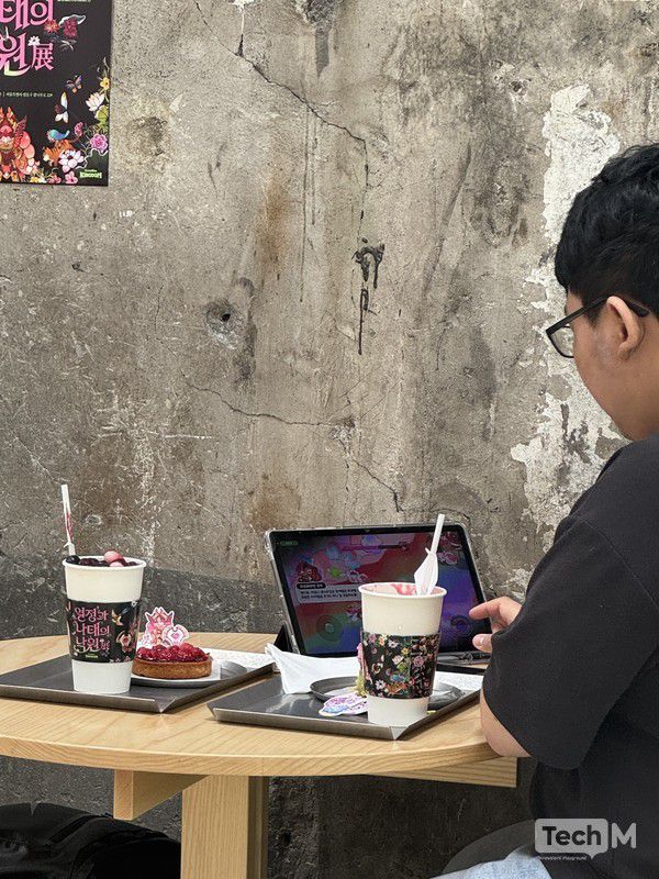 13일 서울 성수동 서브젝티브 카페에서 열린 '열정과 나태의 낙원전'을 찾은 사용자가 게임을 하며 시간을 보내고 있다. / 사진=서미희 기자