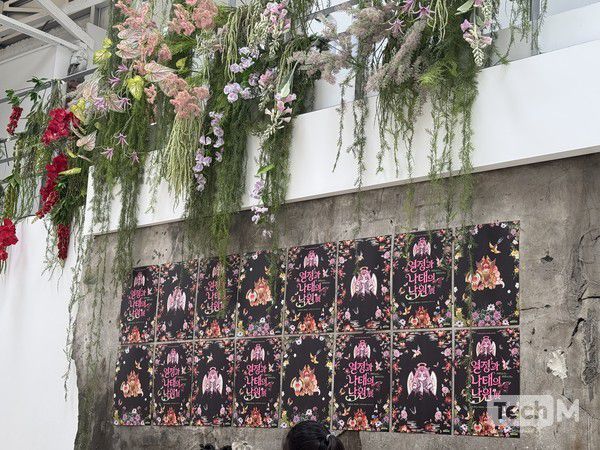 흰색 인테리어 공간에 꽃 장식이 싱그러움을 더한다. / 사진=서미희 기자