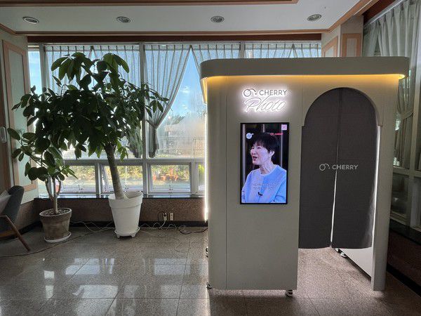 울산테마식물원에 설치된 체리포토에 이수정 체리 대표의 인터뷰 영상이 나오고 있다. / 사진=체리 제공