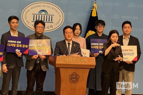 민병덕 더불어민주당 의원(왼쪽 세번째)과 디지털자산 전문가들이 10일 오전 11시 서울 여의도 국회 소통관에서 디지털자산기본법 대표발의 기자회견을 하고 있다. / 사진=서미희 기자