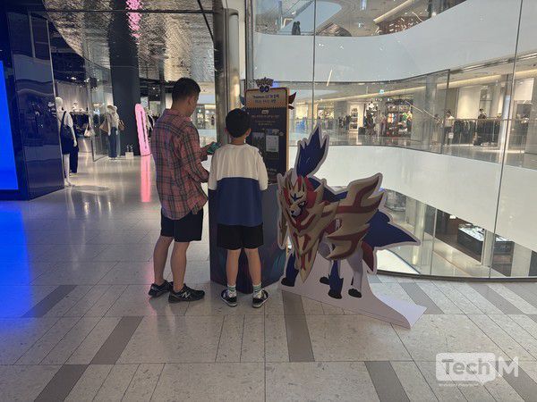 더현대 서울 '포켓몬 고' 오프라인 이벤트를 방문한 관람객들이 이벤트를 즐기고 있다. / 사진=조성준 기자