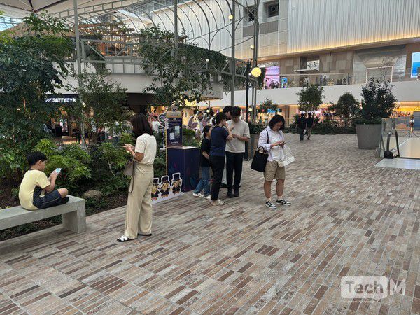 더현대 서울 '포켓몬 고' 오프라인 이벤트를 방문한 관람객들이 이벤트를 즐기고 있다. / 사진=조성준 기자