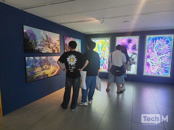 로스트아크의 미디어 전시 '빛의 여정'을 찾은 관람객들이 전시를 구경하고 있다. / 사진=조성준 기자