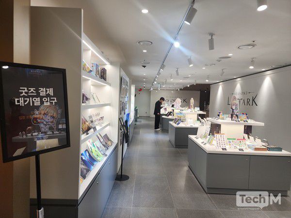 로스트아크의 미디어 전시 '빛의 여정'에 마련된 굿즈샵 전경. / 사진=조성준 기자