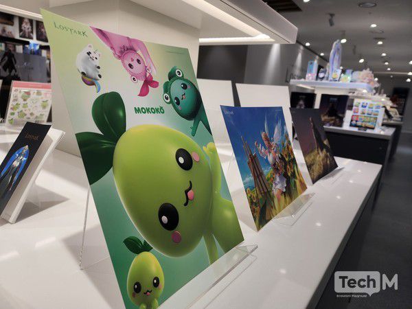 로스트아크의 미디어 전시 '빛의 여정'에 마련된 굿즈샵 전경. / 사진=조성준 기자