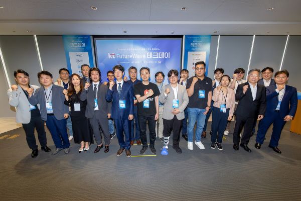 KT는 지난 23일 서울 종로구 KT 광화문빌딩 이스트에서 'KT 퓨처 웨이브 테크 데이'를 개최했다/사진=KT 제공