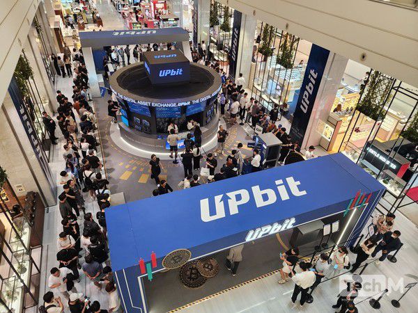 업비트 팝업스토어에 방문한 사람들. / 사진=조성준 기자