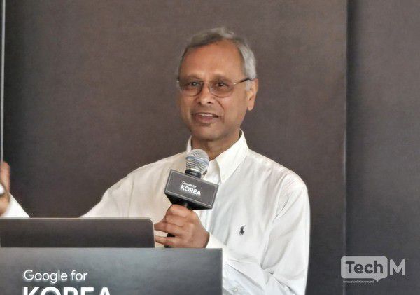 마니쉬 굽타(Manish Gupta) 구글 딥마인드 시니어 디렉터가 구글의 AI 서비스를 설명하고 있다 / 사진=배수현 기자