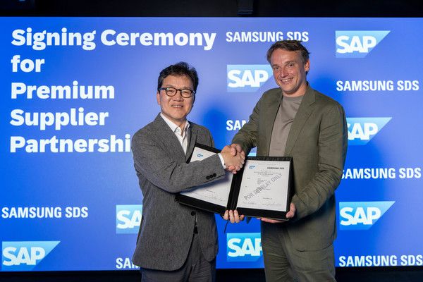 이준희 삼성SDS 대표이사(왼쪽)와 크리스티안 클라인 SAP 최고경영자(CEO)가 지난 2일(현지 시간) 독일 SAP 본사에서 '라이즈 위드 SAP 프리미엄 서플라이어' 파트너십을 체결하고 있다. /사진=삼성SDS 제공