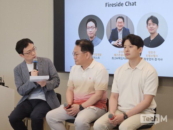 아마존웹서비스(AWS)가 4일 서울 강남구 AWS 코리아 오피스에서 '언락킹 엠비션(Unlocking Ambitions) 리포트 발표 기자간담회'를 열고 있다. 사진은 왼쪽부터 김선수 AWS 인공지능·머신러닝(AI/ML) 사업개발 수석 스페셜리스트, 공성배 메가존클라우드 최고AI책임자(CAIO), 정진우 트웰브랩스 공동창업자 겸 이사. /사진=임경호 기자