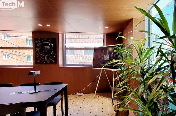 고급 서재 느낌의 2층 카페/사진=이소라 기자