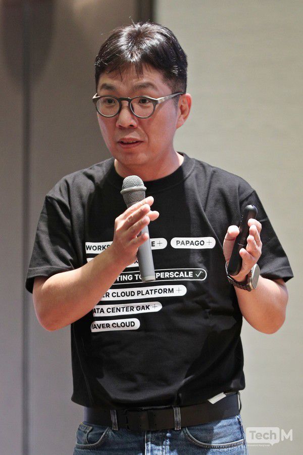 김유원 네이버클라우드 대표(오른쪽)가 지난 9일 일본 오사카에서 열린 기자간담회에 참석해 취재진과 이야기를 나누고 있다. /사진=임경호 기자